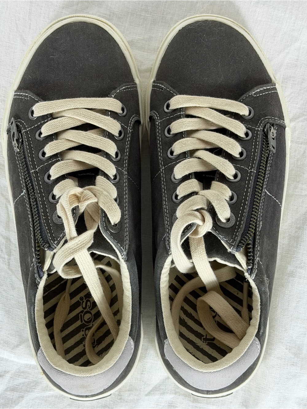 Taos Z-Soul Graphite Grey Distressed Canvas Zipper Sneakers Size 7 W WIDE